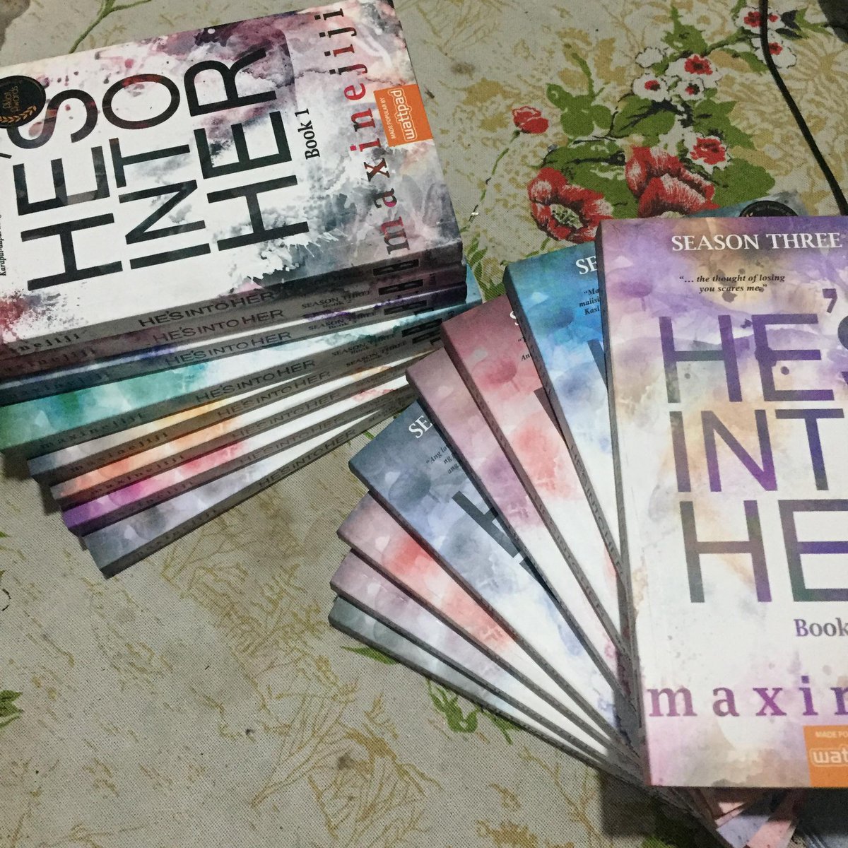 skjsprout's tweet photo. wts lfb ph 
He's Into Her Season 3 by MAXINEJIJI w/book box

RFS: Need Funds
- Books were never been used/read
- DMs ARE OPEN FOR QUESTION
- P1550 https://t.co/Hm0BQLl4FI