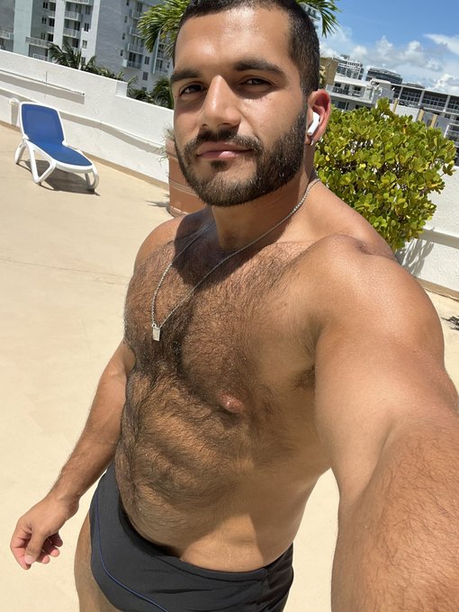 Pool day? https://t.co/kJkeMT7Fut