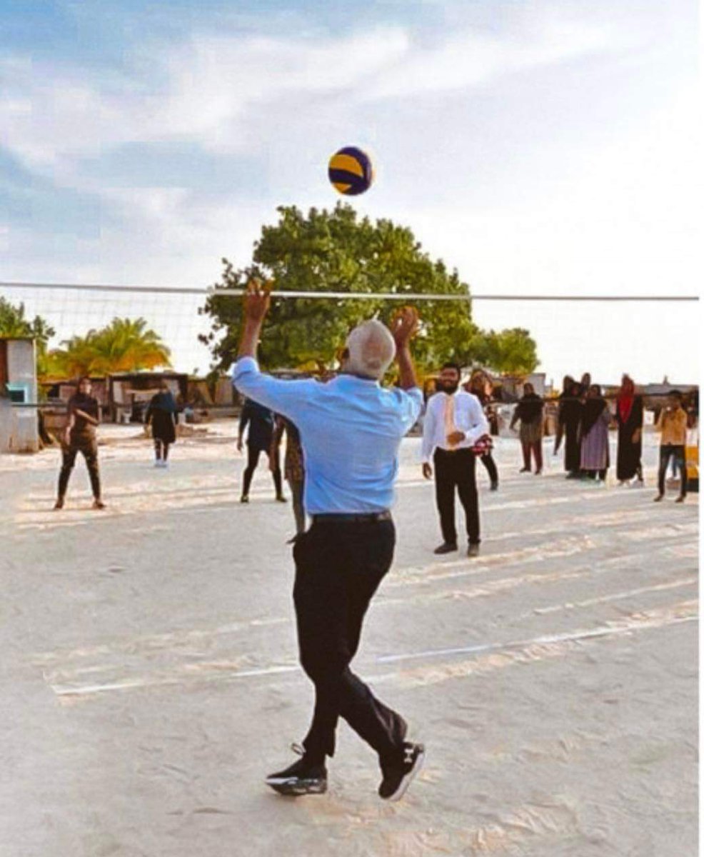 IsseMahid's tweet photo. 17 ސެެޕްޓެމްބަރ 2018: 
ކެމްޕެއިނަށް ވަޑައިގެން ވޮލީ ކުޅުއްވައި ވަޢުދުވީ، ޒަމާނީ ފެންވަރުގެ އައުޓްޑޯ ވޮލީ ކޯޓެއް އަޅައިދޭން. 

27 އޮގަސްޓް 2022: 
މިއަދު އެ ވަޑައިގަތީ ކުރިން ކުޅުއްވި ތަނުގައި ތަރައްޤީކުރި ޒަމާނީ އައުޓްޑޯ ވޮލީ ކޯޓުގައި ވޮލީ މެޗެއް ކުޅުއްވުމަށް. 
#ހެޔޮވެރިކަން https://t.co/CppffQVZEJ