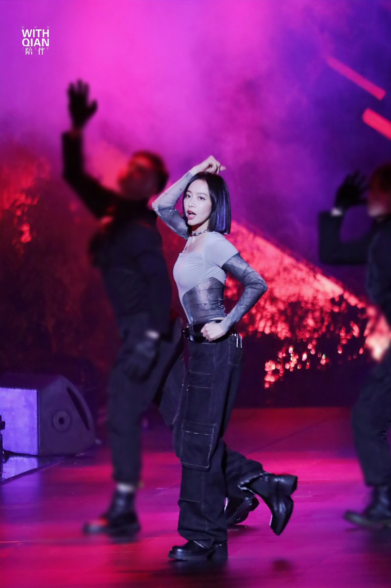 VicBow22's tweet photo. 2022-08-21 PEL 2022 Summer Halftime Show

VICTORIA - Roof On Fire

© WithQian 宋茜的陪伴
#VictoriaSong #SongQian #宋茜 https://t.co/qRyqpenvUD