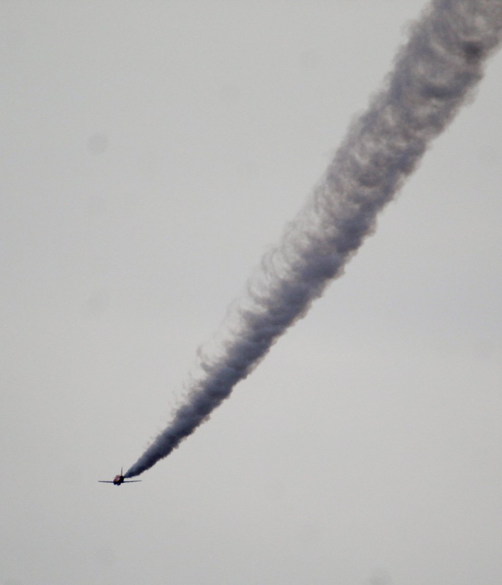 mostlywhiterose's tweet image. 7 became 5 😳 #midairemergancy #RhylAirShow2022 #redarrows