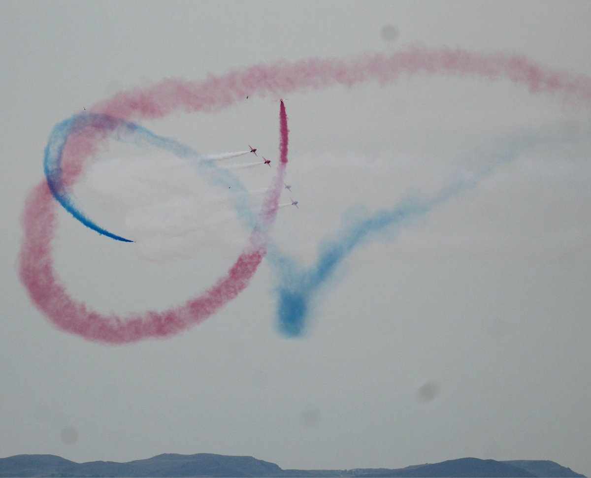 mostlywhiterose's tweet image. 7 became 5 😳 #midairemergancy #RhylAirShow2022 #redarrows