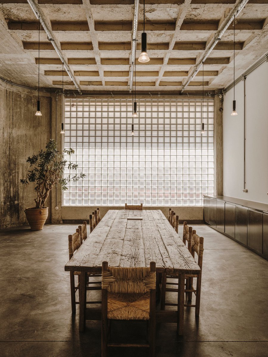 NATALIALABEL's tweet photo. I truly feel like the most tasteful individuals have an appreciation for brutalist interior design. A work of art. https://t.co/m8TdCMt2wK