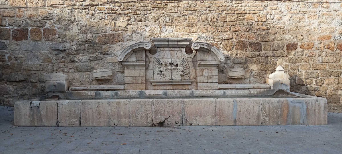 ¿Cuántas veces has pasado por esta fuente? Es una fuente imperial, del siglo XVI con el águila de Carlos V. Pertenece al raudal de Fuente don Diego y es símbolo de la grandeza renacentista de Jaén. ¿Sabes decirnos dónde está?

<a href="/turismodejaen/">Turismo Jaén</a>

#claritasturismo #claritasjaen #jaen
