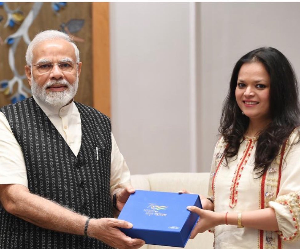 Presenting the honourable PM <a href="/narendramodi/">Narendra Modi</a> ji with the first carvaan dedicated to #AzadiKaAmritMahotsav . What an inspirational leader; making us proud Indians. <a href="/saregamaglobal/">Saregama</a>