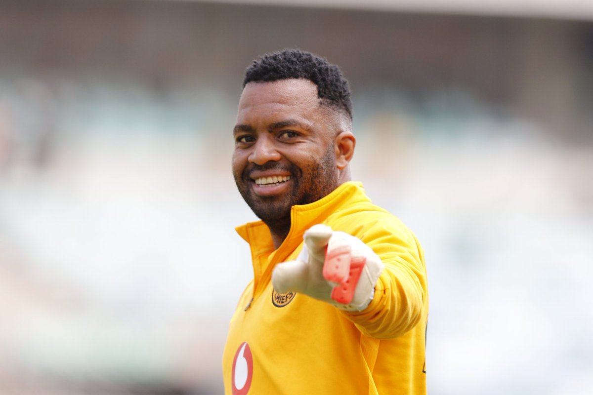 KhuneFoundation's tweet photo. Well done skipper! @IIKHUNE_32_16  💛&amp;✌ @KaizerChiefs #kaizerchiefs #khune https://t.co/jiQ8uTbjkg