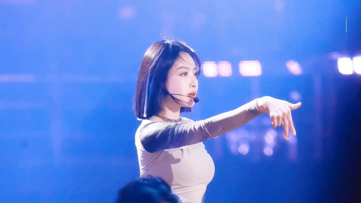 VicBow22's tweet photo. 2022-08-21 PEL 2022 Summer Halftime Show

VICTORIA - Roof On Fire

© LightChaser丨宋茜
#VictoriaSong #SongQian #宋茜 https://t.co/8GD1e3lLUb