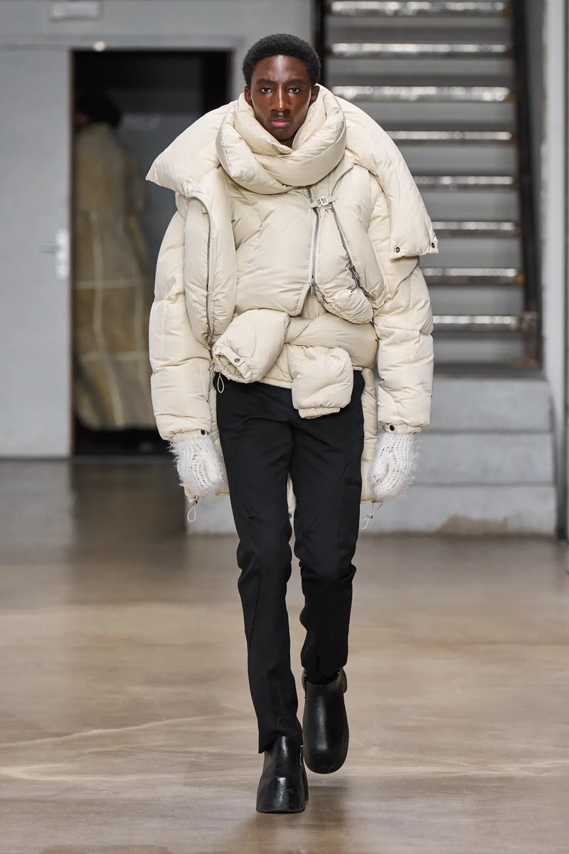 avantgardistinc's tweet photo. Vogue said they brought ” “Industrial Elegance” to Paris”, Heliot Emil Copenhagen based brand was founded by 2 brothers. Their aesthetic is based on dark tech look with sharp, twisted cut, a sense of street style, urban warrior.

#darkmilitarystyle #darktechlook #parisfashionweek https://t.co/b1cb0tEeEY
