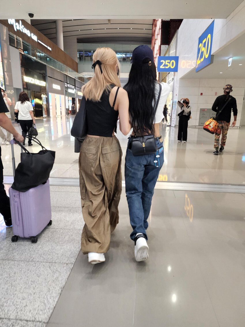 chaelisaonli's tweet photo. AAAAACCCKKKKKKKKK NEW HD CHAELISA AIRPORT PICS https://t.co/KTiotdY7nf
