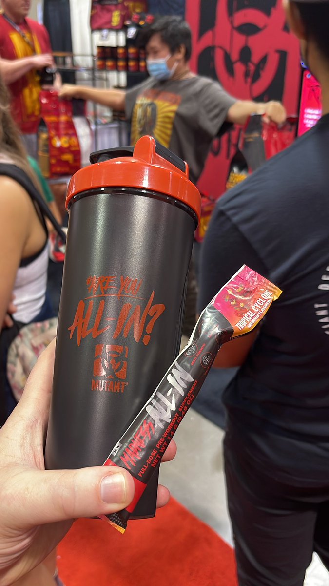 I held two 10lb bags of protein powder up for 45 seconds and all I got was this shaker cup and some pre-workout samples 😜 <a href="/MUTANTNATION/">MUTANT</a> #MADNESS