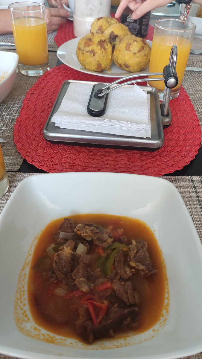 Sobreeltapete's tweet photo. Brunch Dominical 
Los bolones de #Clota con bistecito. https://t.co/iL2xMhBE5h