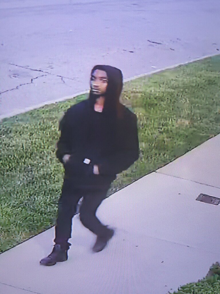 detroitpolice's tweet image. 🚨 EMERGENCY ALERT 🚨 This suspect is wanted for multiple deadly shootings near the DPD 12th Precinct.

We have multiple officers in the area actively searching for this individual in the photo. 1/2