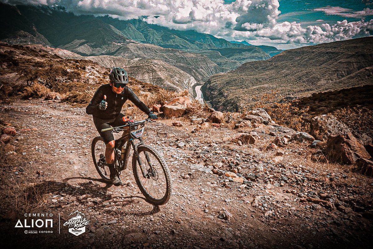 Andressanchezvd's tweet photo. Siempre habrá sobrará los motivos para escalar la montaña. 😎 
#cañondelchicamocha
#mtb #CiclismoMTB #ciclismo https://t.co/iPWdAAE45F