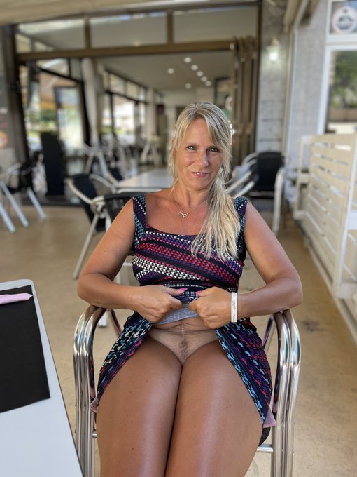 SweetSusiNRW - Heute mal eine leckere Pizza essen. Was macht ihr so? 😘☀️ https://t.co/MNB9qE1YPj