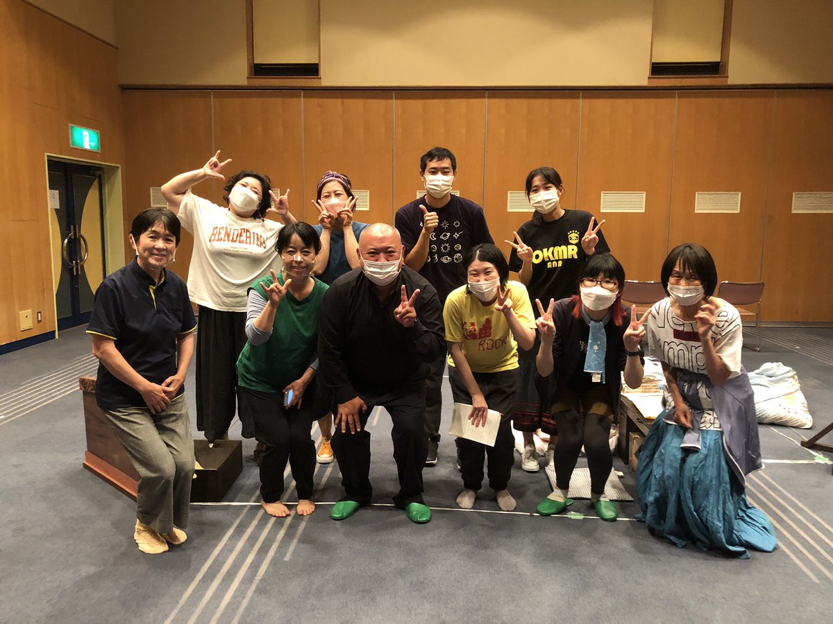 plasmamikan's tweet photo. 今日は最終通し稽古。
舞台手話通訳の下坂さん、手話監修の馬場さん、手話通訳の高橋さんと一緒に稽古をしました。何を手話で通訳して何をしないのか、どんな風に表現するのか、退館時刻ギリギリまで検討されていました。私たちもギリギリまで粘るぞ！

#潔白セイレーン https://t.co/XTh4GEigOF