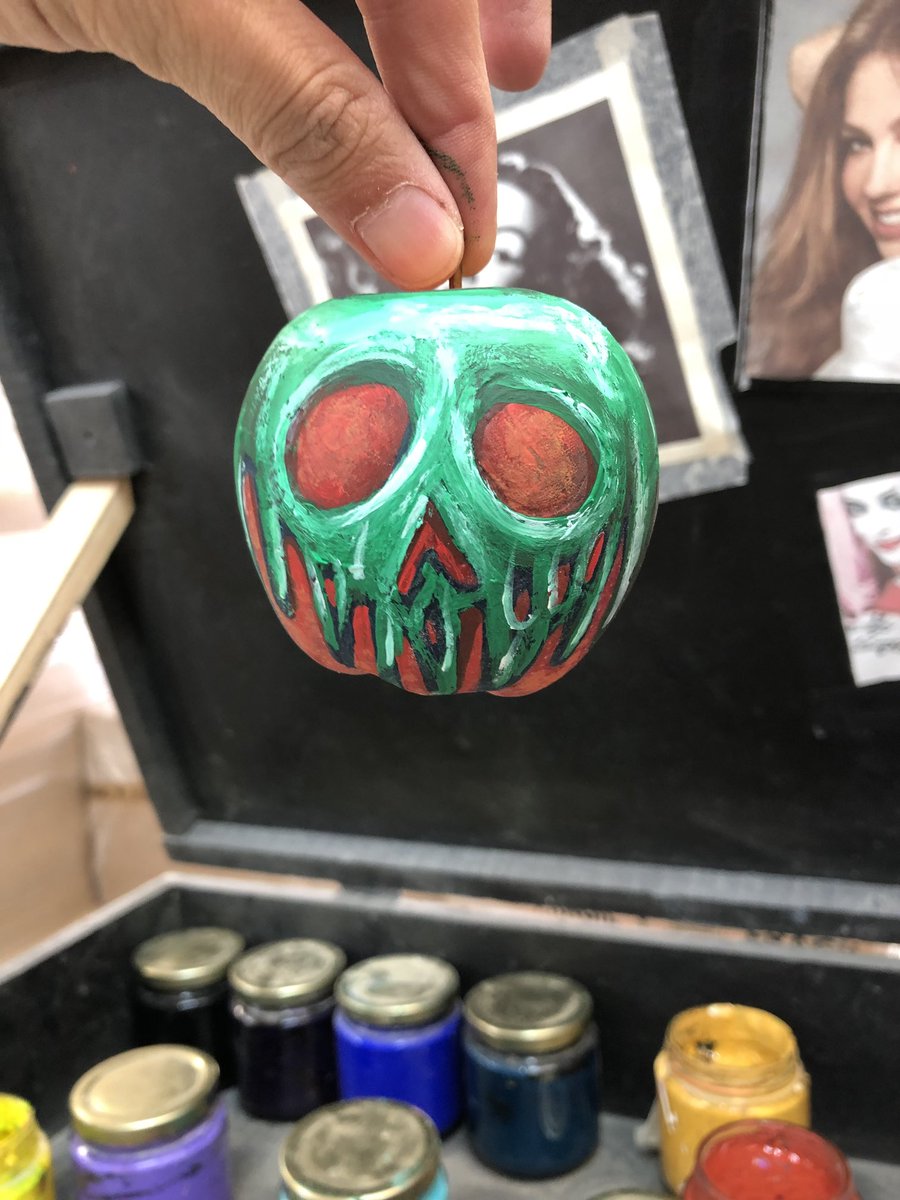 chriss_mane's tweet photo. Poison Apple “Just One Bite” 

#ChristianMoyaNY #christianmoyaart 
#poisonapple #justonebite #apple #applehandpainted #mexicanartist #artistamexicano #mexicanartwork #mexicoart #artmexico #mexicanart #pinturamexicana #mexicanfolkart #professionalartist https://t.co/vKNa9fIVUq