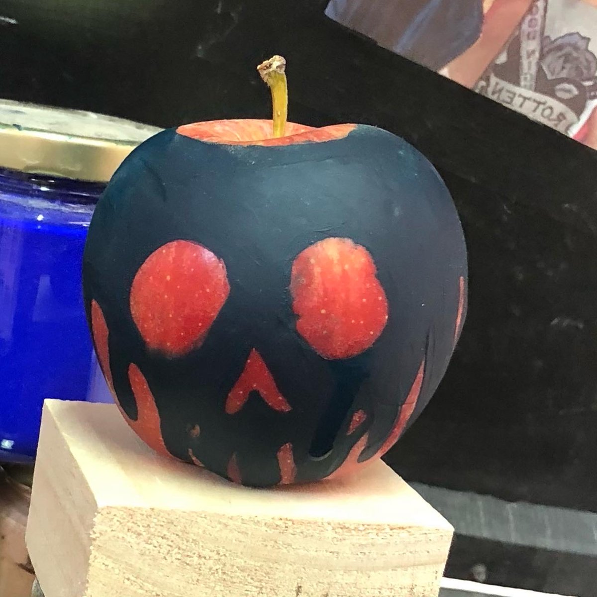 chriss_mane's tweet photo. Poison Apple “Just One Bite” 

#ChristianMoyaNY #christianmoyaart 
#poisonapple #justonebite #apple #applehandpainted #mexicanartist #artistamexicano #mexicanartwork #mexicoart #artmexico #mexicanart #pinturamexicana #mexicanfolkart #professionalartist https://t.co/vKNa9fIVUq