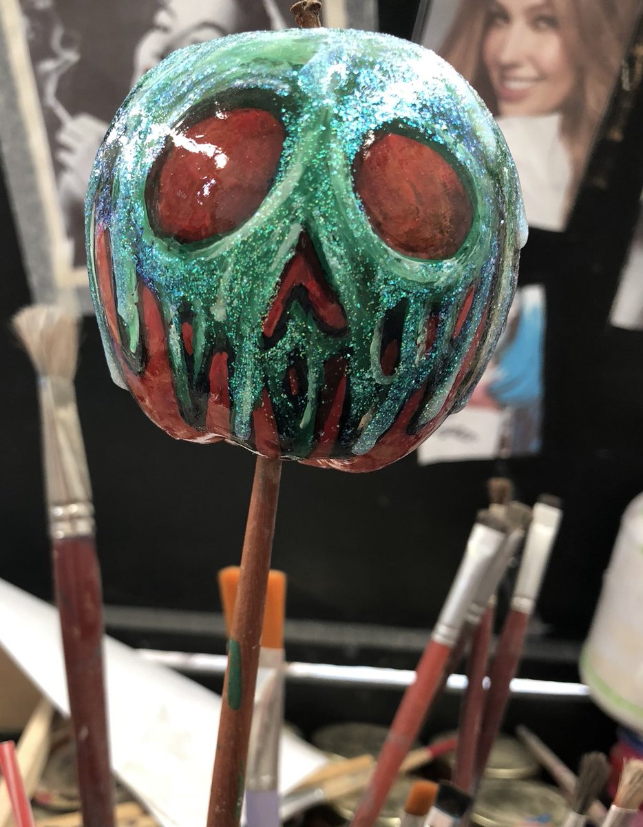chriss_mane's tweet photo. Poison Apple “Just One Bite” 

#ChristianMoyaNY #christianmoyaart 
#poisonapple #justonebite #apple #applehandpainted #mexicanartist #artistamexicano #mexicanartwork #mexicoart #artmexico #mexicanart #pinturamexicana #mexicanfolkart #professionalartist https://t.co/vKNa9fIVUq