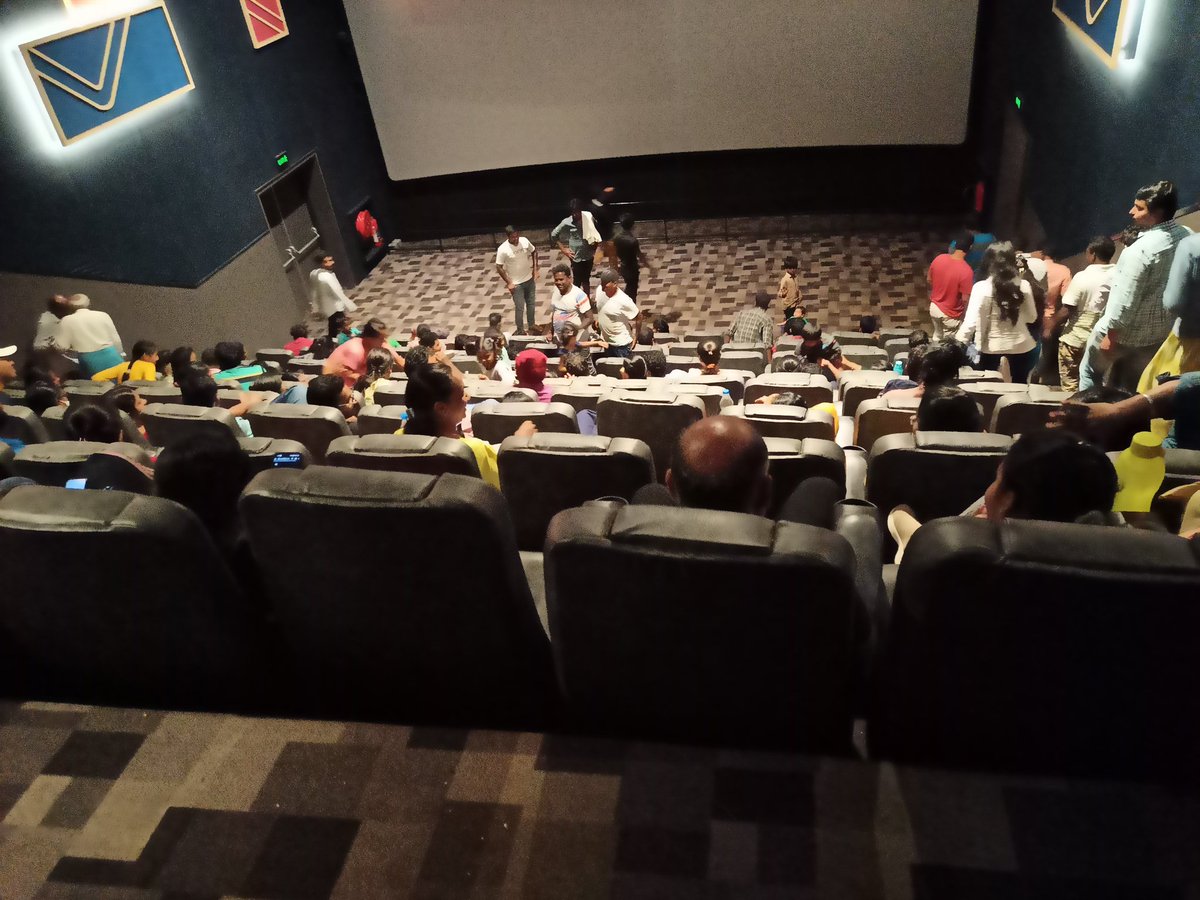 Basavanani95's tweet photo. Totally unbelievable....
Today I was seen two movies in sullurpeta #Karthikeya2 #seetharamm both movies housefull.Manchi cinema ni prajalu adharistaru anadaniki idhe shaksham. Oka movie mind ni alochipajesthu mana culture lo unna science nu chepthundhi.@actor_Nikhil @dulQuer https://t.co/NUt2Y2g9lH