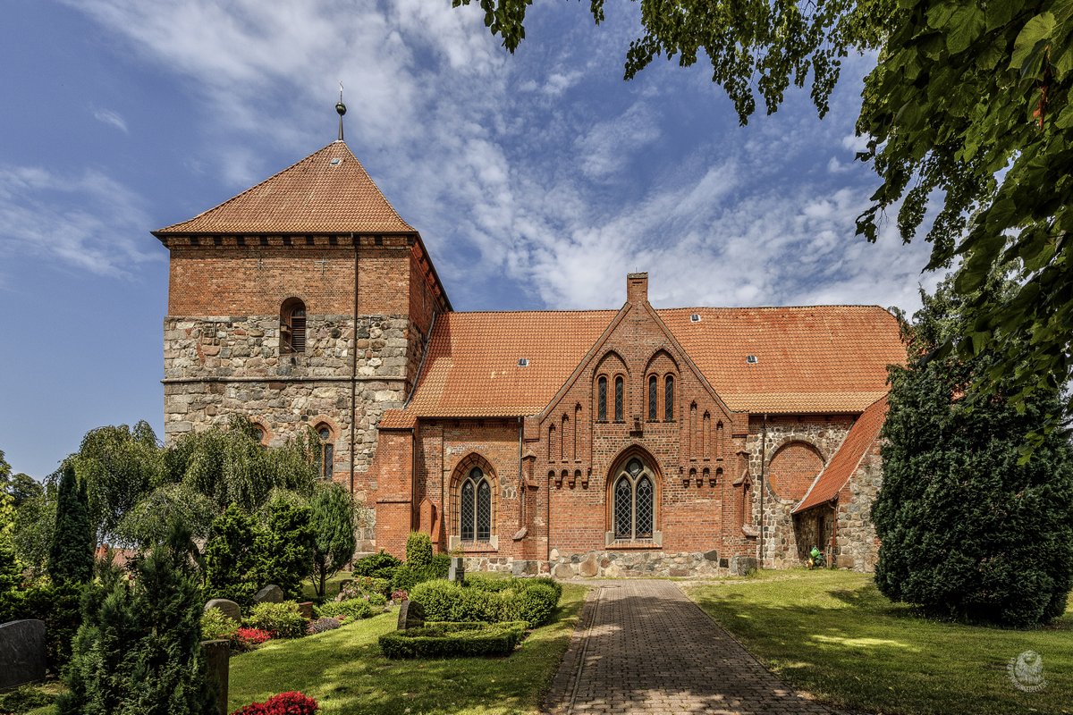allavoro_de's tweet photo. #Kirche am #Sonntag. Heute: #StServatius in #Selent. Die Kirche wird 1197 erstmals erwähnt, der Turm ist älter, anscheinend aus der Zeit Vizelins (1090-1154). Sie ist von Frühjahr bis Herbst ganztags geöffnet, Montags aber geschlossen. Lohnt es sich? Sehet selbst und staunet! https://t.co/5N9nL5U4rj