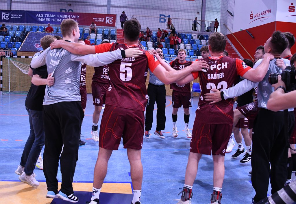 VfLPotsdam's tweet photo. Die Adler haben zum ersten Mal in dieser Saison ihre Schwingen ausgebreitet und jubeln über den verdienten Einzug in Runde 2 im DHB-Pokal! @TUSEMHandball konnte 32:27 (16:10) besiegt werden - ein toller Auftakt für alle Anwesenden! 🦅Spielbericht bald auf https://t.co/nJ48rHAdMF https://t.co/ITreKtEy6v