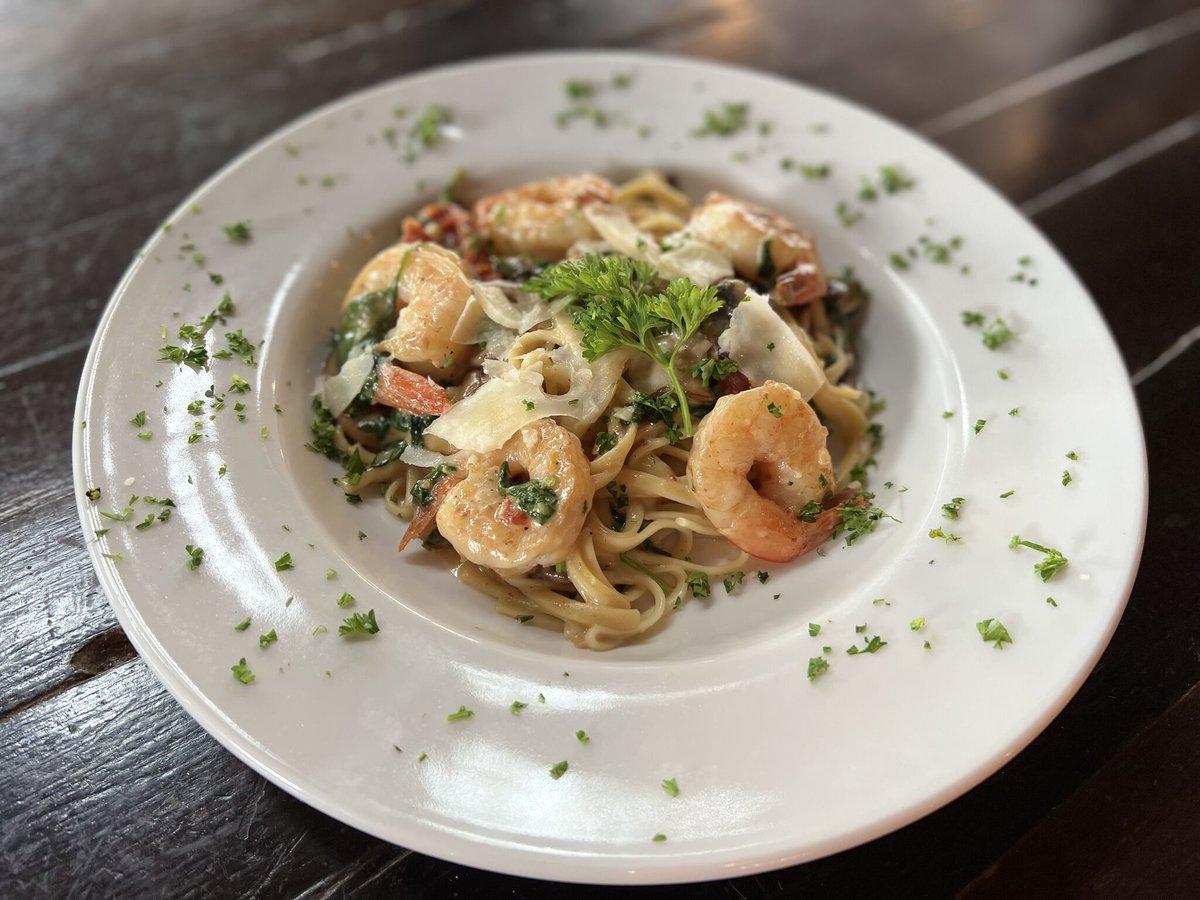 Patricks1481's tweet photo. Just a few of the highlights from our specials menu😋
🍤Shrimp Alfredo Pasta🍤 with Mushrooms, Spinach, Sundried Tomatoes, and Linguini pasta tossed in a Creamy Alfredo Sauce 
🍽Grilled BBQ Pork Chops🍽  with White Rice and Asparagus.  
Check out our IG &amp; FB for more info :) https://t.co/OqivM93UYY