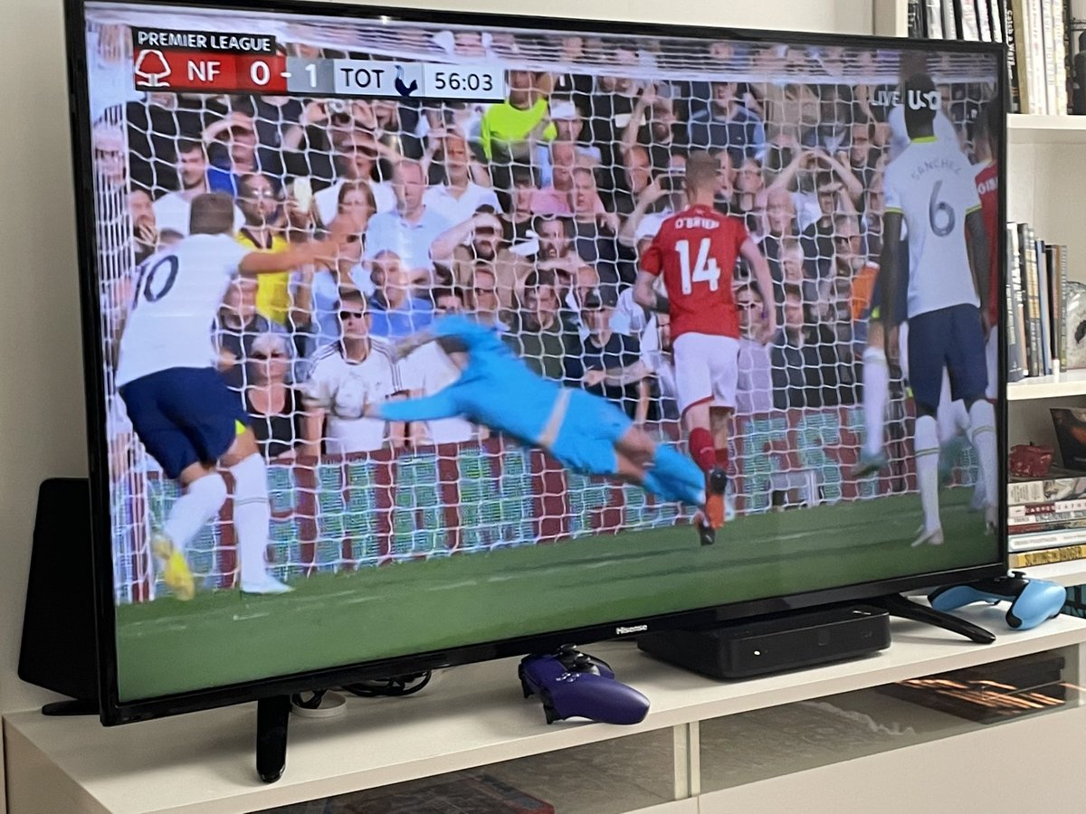 binkymarsh29's tweet photo. The power of the baseball cap. #EPL #AmericanSoftPower @MenInBlazers https://t.co/9I9trXcZRe