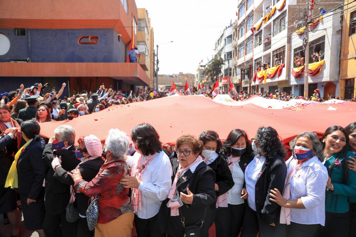 presidenciaperu's tweet photo. El jefe de Estado @PedroCastilloTe, presidió la ceremonia de izamiento del Pabellón Nacional desde el Paseo Cívico de Tacna, luego de haber realizado la  solemne procesión de la bandera, acompañado del Gabinete Ministerial, autoridades regionales y ciudadanos. https://t.co/hQOf7j7sXx