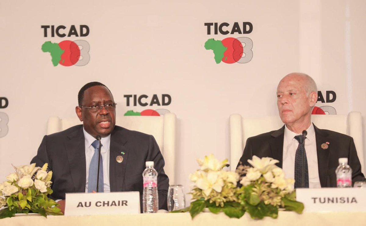 PR_Senegal's tweet photo. À l’issue de la #TICAD8, le Japon prévoit une enveloppe de 30 milliards de $ pour les 3 prochaines années. Appréciant l’annonce au nom de l’#UA, le Président @Macky_Sall insiste sur la prise en charge des priorités du continent et la mise en place d’un fond dédié aux Start-ups. https://t.co/eEkHW35AKn