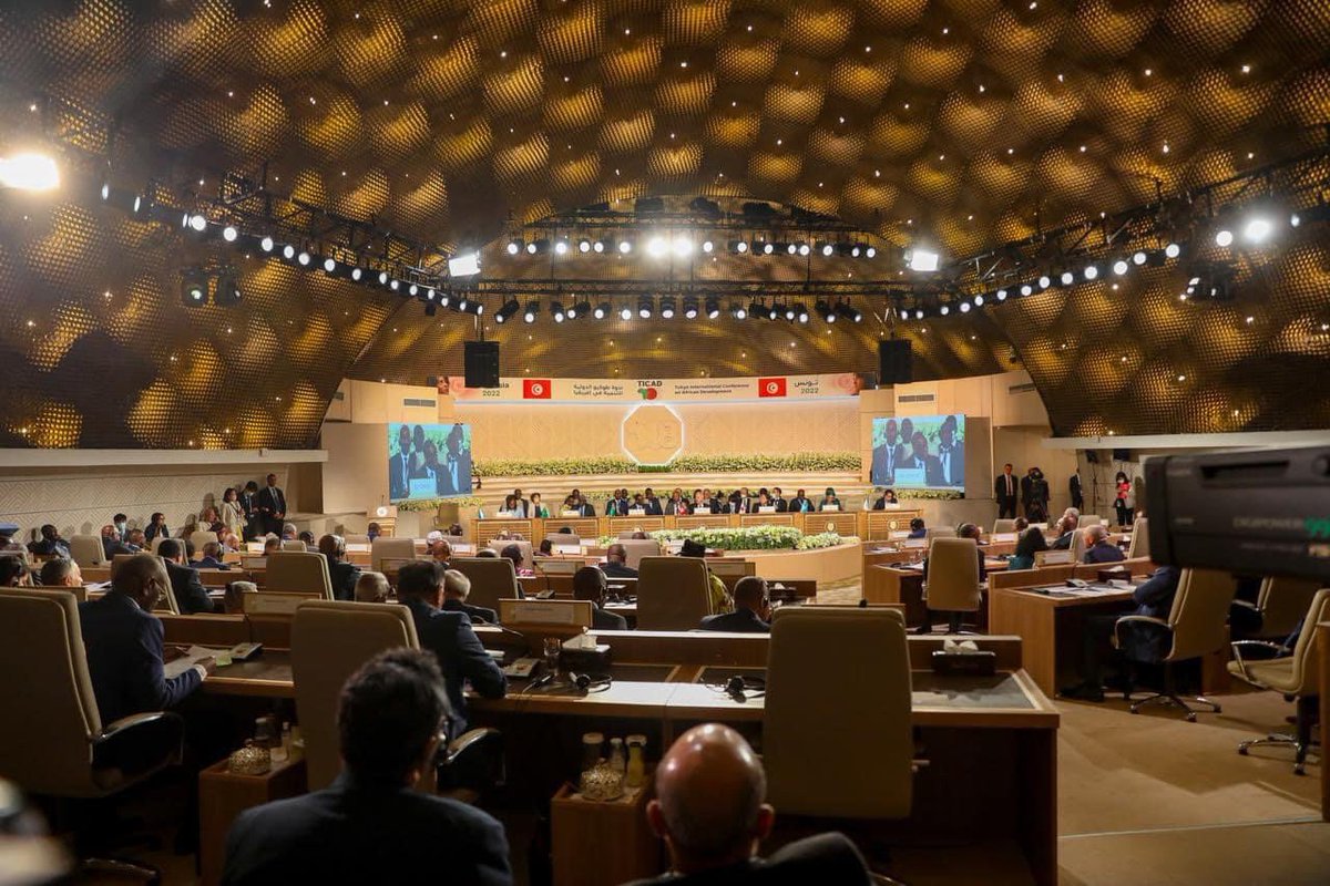 PR_Senegal's tweet photo. À l’issue de la #TICAD8, le Japon prévoit une enveloppe de 30 milliards de $ pour les 3 prochaines années. Appréciant l’annonce au nom de l’#UA, le Président @Macky_Sall insiste sur la prise en charge des priorités du continent et la mise en place d’un fond dédié aux Start-ups. https://t.co/eEkHW35AKn