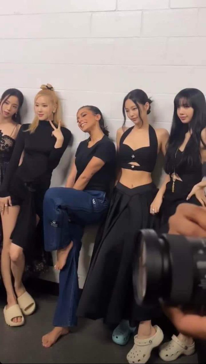 roseeetw's tweet photo. BLACKPINK AND ANITTA !!!!!!
#BLACKPINKatVMAs https://t.co/JJPrN0v5PP