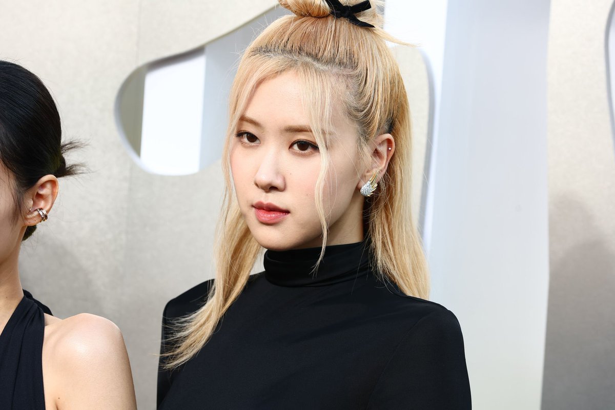 popcultureshub's tweet photo. Rosé of BLACKPINK attend the 2022 MTV #VMAs https://t.co/opCmvaRCJu