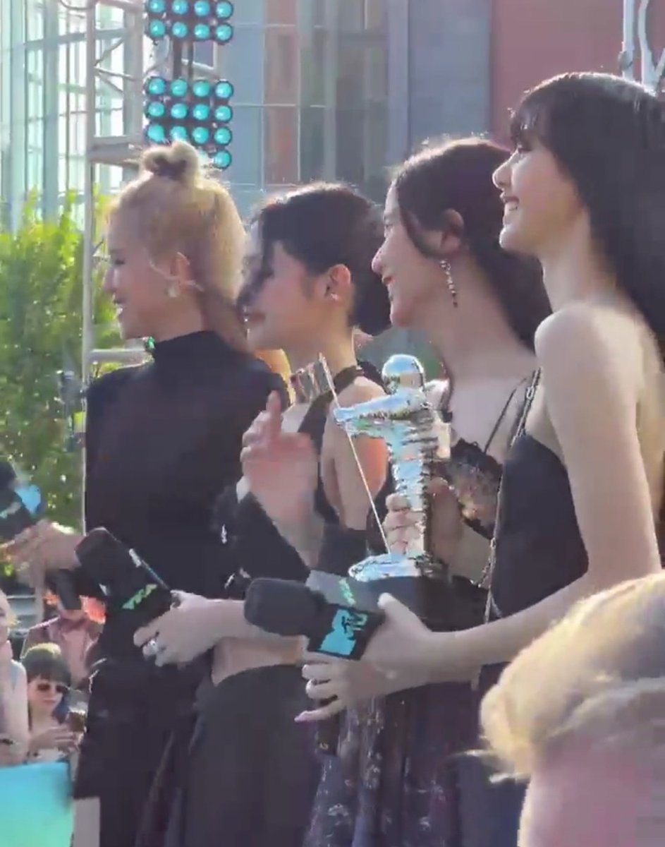 LSMTRENDS's tweet photo. what category award 🏆 Lisa was holding????

LALISA TAKES OVER VMAs
#LisaHitsMTVStage #LISA
#BLACKPINKInYourVMAs https://t.co/nOvXC5Vozs