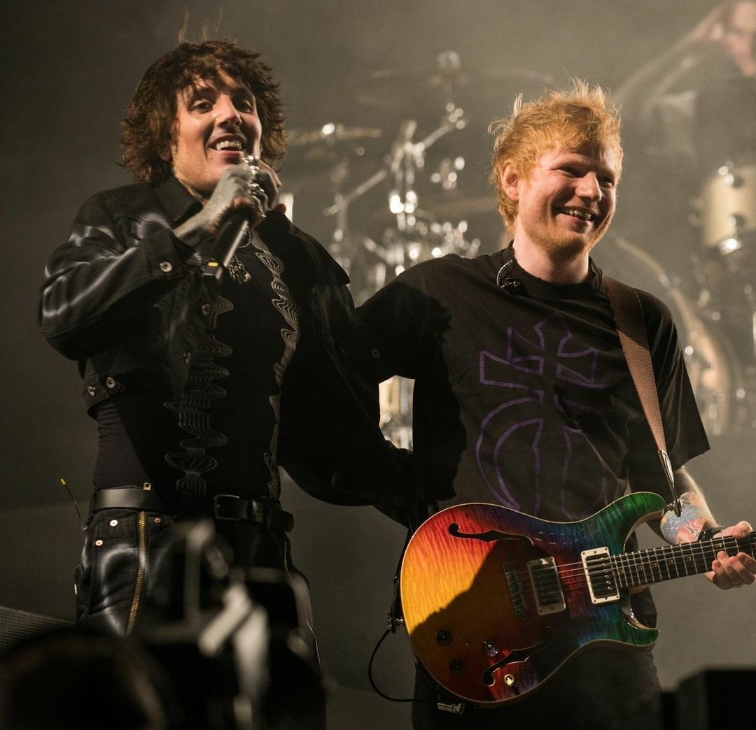 📸 | Ed Sheeran durante sua participação no Reading &amp; Leeds Festival. Ele cantou 'Bad Habits' com o Bring Me The Horizon. 

via ben_awin e dropdeadofficial
