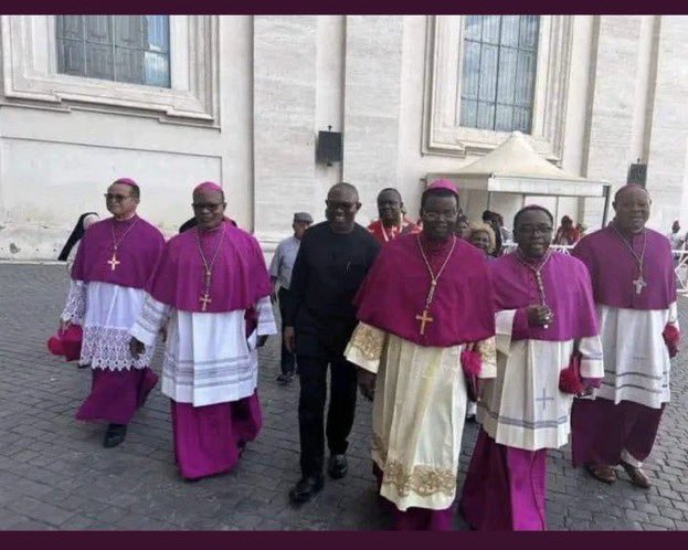 Mak_kings's tweet photo. @renoomokri @renoomokri, now you're becoming a #tableshakerπ. But I think you should also include Tinubu in the statement. They should come and learn work from the future president of Nigeria come 2023. This picture will serve as a reminder to you that Obi doesn't rent Bishops
#ObidientWalk https://t.co/imGZQjVnQS