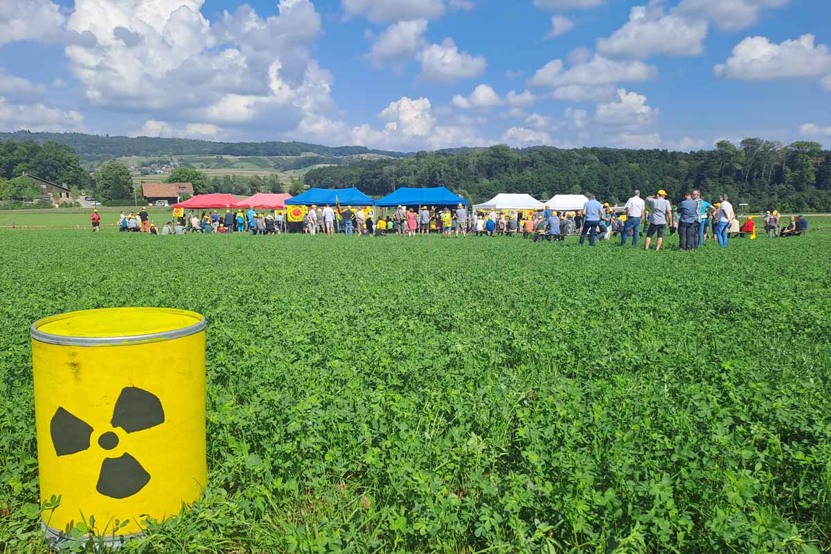 ausgestrahlt's tweet photo. Eindrucksvolle Bilder der #AntiAtomRadtour in der #Schweiz (Etappe 14.) u.a. mit 500 Menschen bei der Kundgebung am potenziellen #Atommüll*lager-Standort in #Benken / #Marthalen unweit des Rheinfalls. 1/2

#AntiAtom #AtomkraftNeinDanke #AKWAbschalten #Energiewende #Atomkraft https://t.co/ZzEmikHI3Q