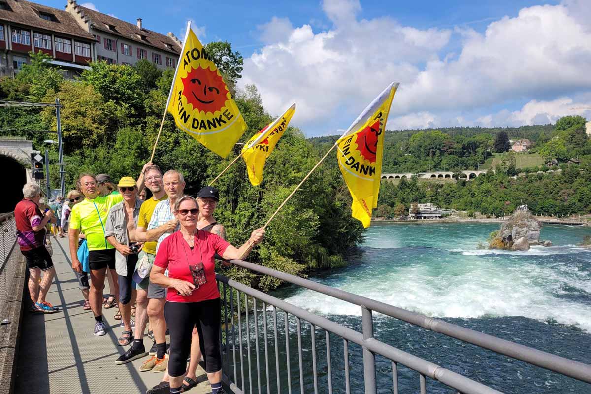 ausgestrahlt's tweet photo. Eindrucksvolle Bilder der #AntiAtomRadtour in der #Schweiz (Etappe 14.) u.a. mit 500 Menschen bei der Kundgebung am potenziellen #Atommüll*lager-Standort in #Benken / #Marthalen unweit des Rheinfalls. 1/2

#AntiAtom #AtomkraftNeinDanke #AKWAbschalten #Energiewende #Atomkraft https://t.co/ZzEmikHI3Q