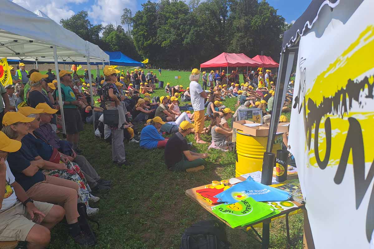 ausgestrahlt's tweet photo. Eindrucksvolle Bilder der #AntiAtomRadtour in der #Schweiz (Etappe 14.) u.a. mit 500 Menschen bei der Kundgebung am potenziellen #Atommüll*lager-Standort in #Benken / #Marthalen unweit des Rheinfalls. 1/2

#AntiAtom #AtomkraftNeinDanke #AKWAbschalten #Energiewende #Atomkraft https://t.co/ZzEmikHI3Q