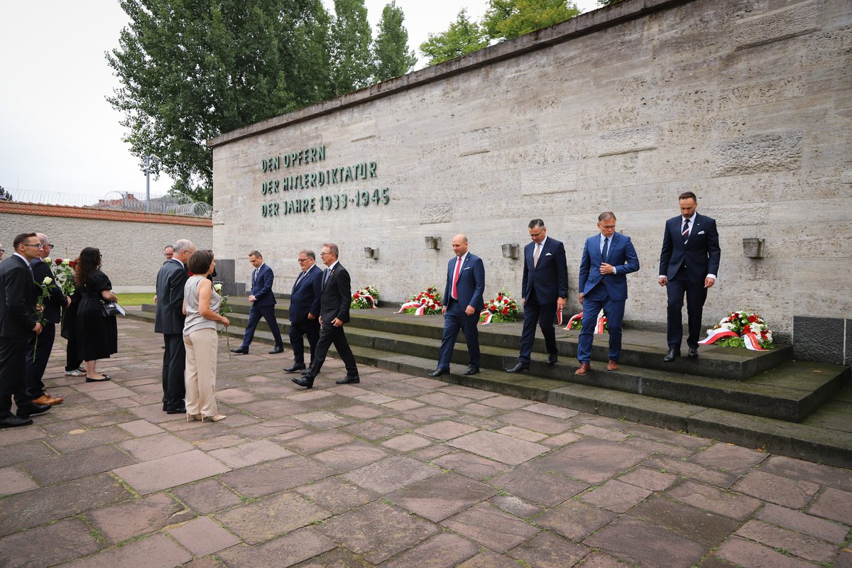 dpawlos's tweet photo. 1⃣0⃣0⃣ lat temu w Berlinie 🇵🇱Polacy utworzyli Związek Polaków w Niemczech.
Setną rocznicę powstania #ZPwN uroczyście uczczono w ten weekend również w Berlinie.
Związek Polaków w Niemczech spod znaku Rodła to najstarsza organizacja polonijna w Niemczech.

https://t.co/q12DGVfmFo https://t.co/lbY0NJlhbT