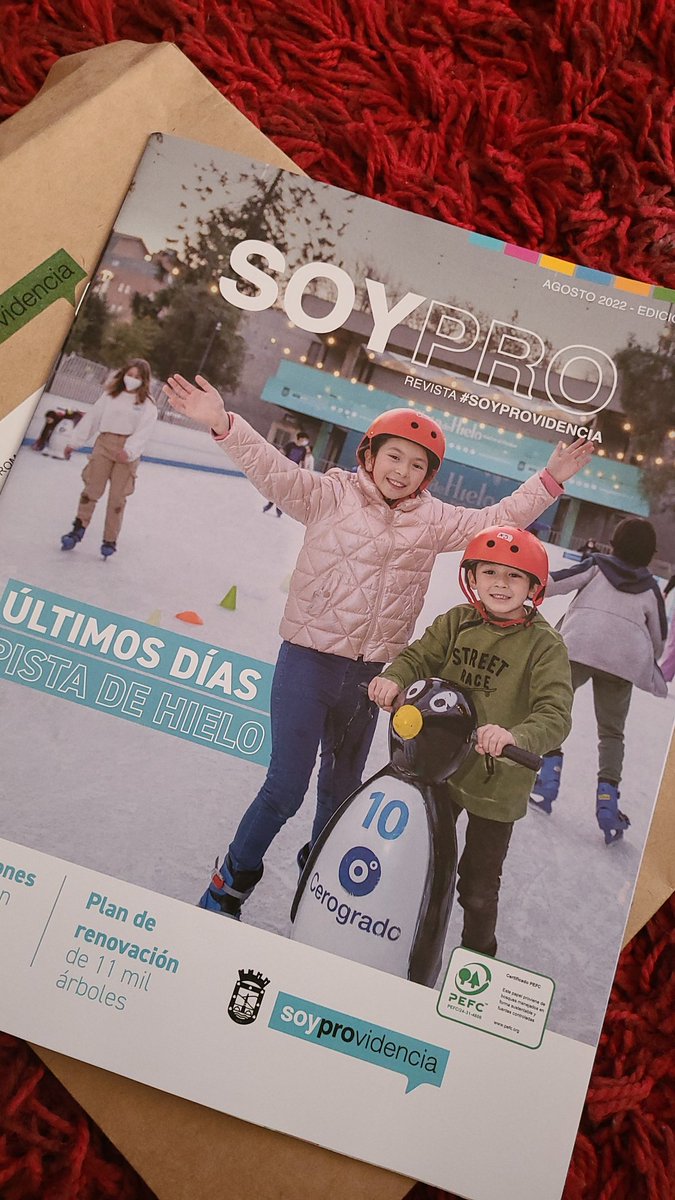 viudodecobain's tweet photo. Muy linda la revista @evelynmatthei @Muni_provi @hubprovidencia pero ¿por qué, en pleno 2022, seguimos imprimiendo papel que terminará siendo basura y, por ende, gastando plata de más? https://t.co/X7sxIohyef