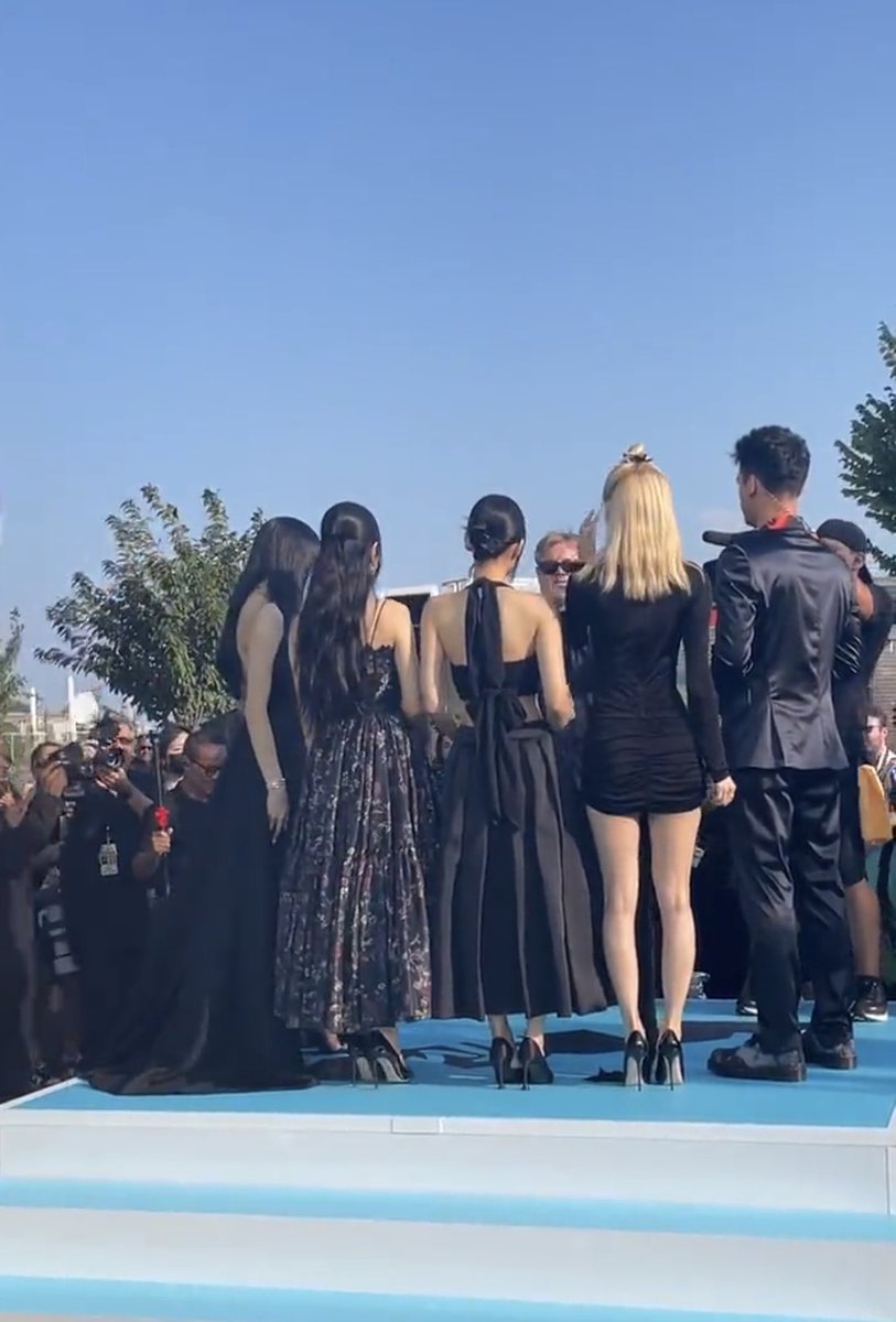 cocomultistan's tweet photo. Bitch their backs 😭🙌🏼🧎🏻‍♀️

#BLACKPINK at the #VMAs carpet https://t.co/pbUJU5gH9D