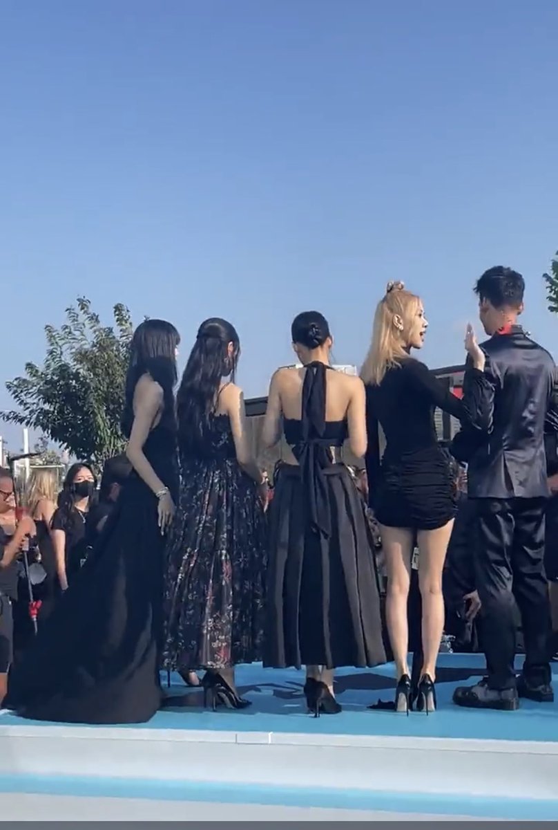 cocomultistan's tweet photo. Bitch their backs 😭🙌🏼🧎🏻‍♀️

#BLACKPINK at the #VMAs carpet https://t.co/pbUJU5gH9D
