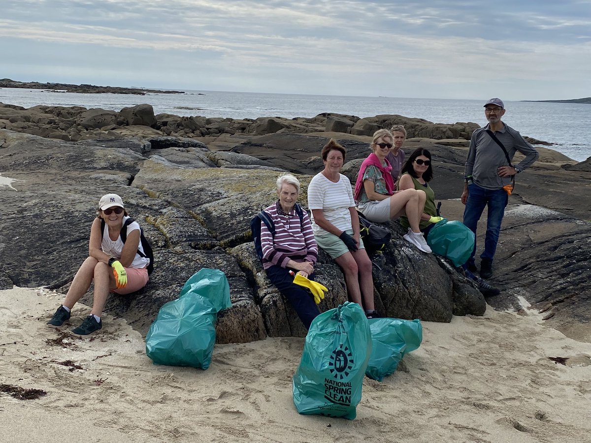 CarnaWalking's tweet photo. Spaisteoirí Charna ag glanadh an Lúibín le haghaidh an Féile Siúlóide.Carna Walkers cleaning Moyrus Loop for Carna Walking Festival today. https://t.co/0DgbQpcmc7