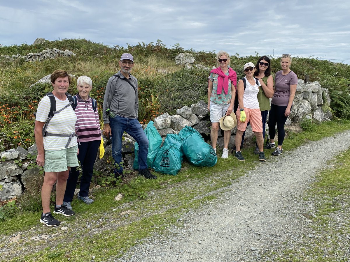 CarnaWalking's tweet photo. Spaisteoirí Charna ag glanadh an Lúibín le haghaidh an Féile Siúlóide.Carna Walkers cleaning Moyrus Loop for Carna Walking Festival today. https://t.co/0DgbQpcmc7