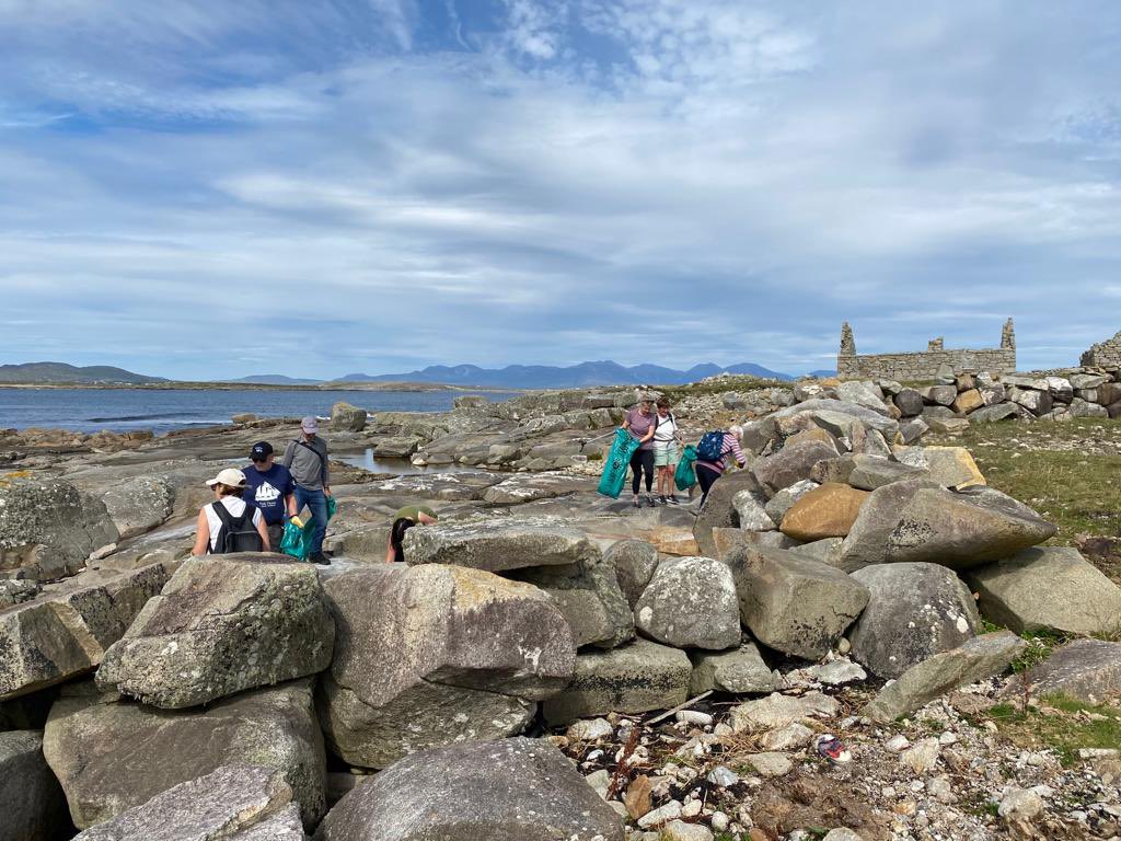 CarnaWalking's tweet photo. Spaisteoirí Charna ag glanadh an Lúibín le haghaidh an Féile Siúlóide.Carna Walkers cleaning Moyrus Loop for Carna Walking Festival today. https://t.co/0DgbQpcmc7
