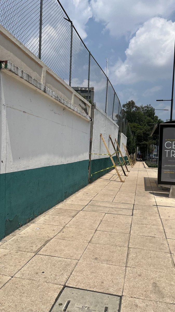 LaColoniaJuarez's tweet photo. Solicitamos apoyo de @SGIRPC_CDMX @AlcCuauhtemocMx y @DTJSR_AlcCuau para avisar a la @SEP_mx que las bardas de la Secundaria diurna No. 3 "Héroes de Chapultepec", en #ColoniaJuarez, están a punto de caerse y ocasionar un ACCIDENTE MORTAL.
#SOS: Av. Chapultepec 183. https://t.co/lexcffhWRP