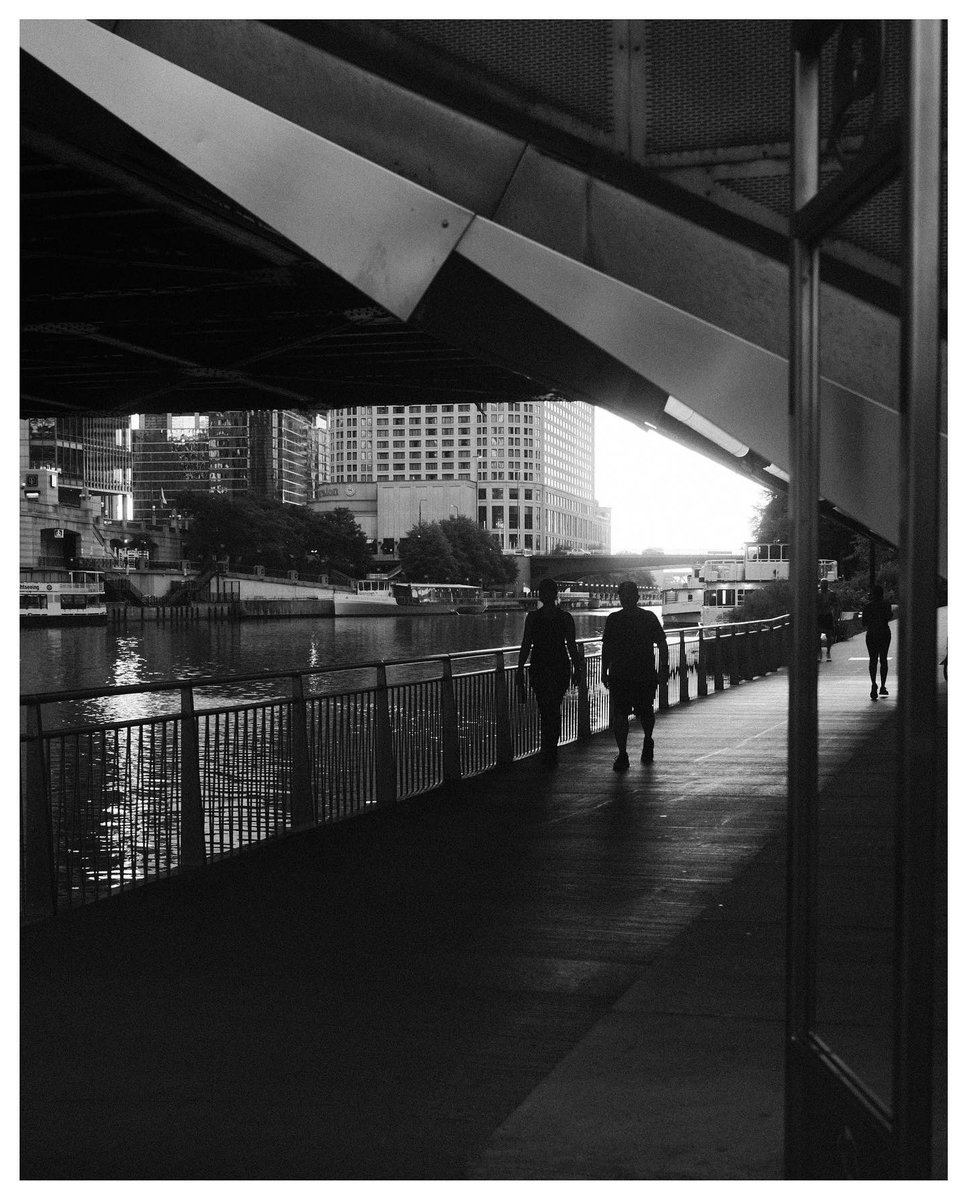 MattGiesow's tweet photo. #chicago #streetphotographer #fujix100v https://t.co/2izmJhPyWT