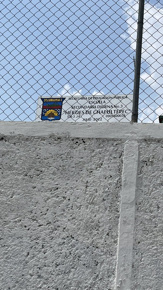 LaColoniaJuarez's tweet photo. Solicitamos apoyo de @SGIRPC_CDMX @AlcCuauhtemocMx y @DTJSR_AlcCuau para avisar a la @SEP_mx que las bardas de la Secundaria diurna No. 3 "Héroes de Chapultepec", en #ColoniaJuarez, están a punto de caerse y ocasionar un ACCIDENTE MORTAL.
#SOS: Av. Chapultepec 183. https://t.co/lexcffhWRP