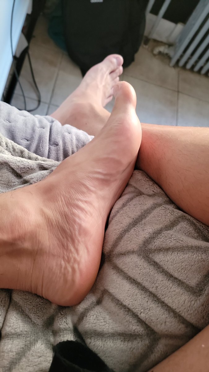 badbjeff's tweet photo. #home #feet https://t.co/CW3AcxB9de