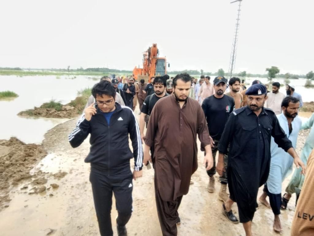 Marriyum_A's tweet photo. Just been told 
Bold and timely executed decision of 300ft  breach at Nari road by the DC  Sibi Mansoor Qazi prevented Sibi city from a massive flood.The DC diverted the flood water to the river again saving the city after spending around sleepless 48 hours in work #PMReliefFund https://t.co/Ym4U2UlVgV